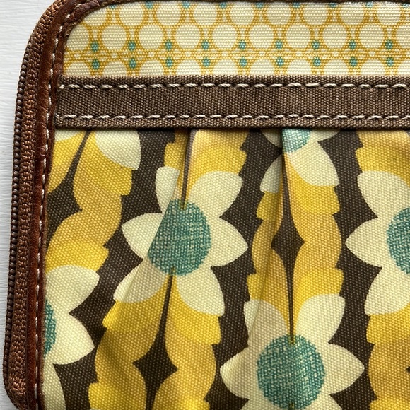 🌻 Fossil Flower Wristlet - Picture 7 of 11